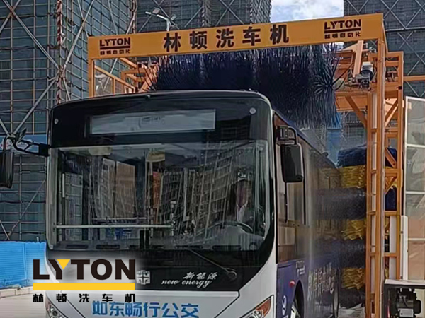 讓出行更美好!通州暢行公交配置lyton三刷大型通道式大巴洗車機(jī)