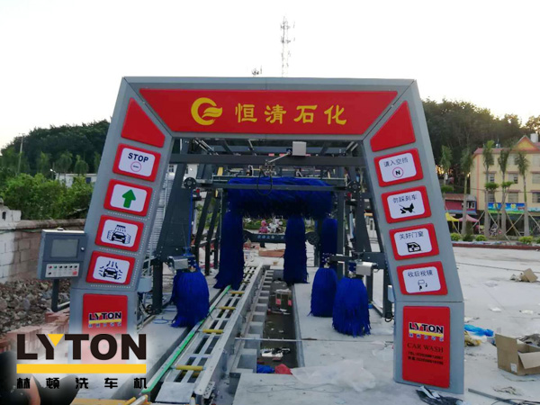 恒清石化引進FX-11系列電腦洗車機，洗車液和水蠟、自動仿行刷洗、自動仿行風干。