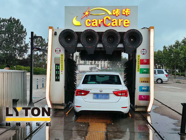 綜合性服務加油場站常態化!加油超30L免費洗車,山東日照中石油carCare咔咔配置龍門往復式電腦洗車機