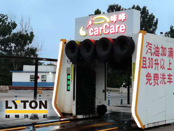 綜合性服務加油場站常態化!加油超30L免費洗車,山東日照中石油carCare咔咔配置龍門往復式電腦洗車機