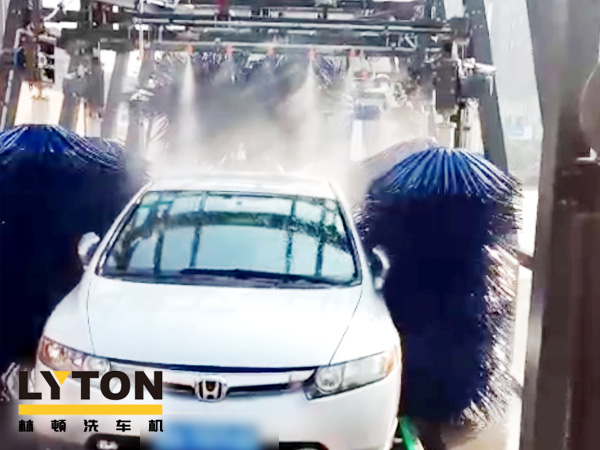 河南交通石化選購FX-11系列南京林頓電腦洗車機擺臂環繞式無阻礙側刷系統作業風采