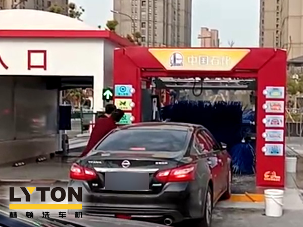 常州中石化FX-11-7雙風機7刷電腦洗車機設備交付使用,現場排起來了長龍。