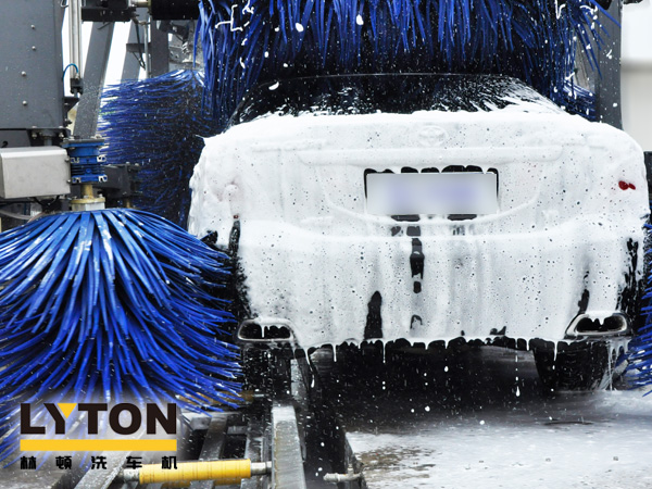 經電腦洗車機毛刷洗刷，使車身光亮如新在車身上形成一層光亮、不易揮發的高分子聚合保護膜，這種保護膜具有抗水、耐磨、防曬、防腐蝕的特點。