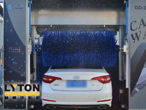 根據(jù)電腦洗車機(jī)工作方式的不同可分為隧道式電腦洗車機(jī)及往復(fù)式龍門洗車機(jī)，其核心本質(zhì)區(qū)別在于洗車機(jī)、汽車誰在動(dòng)。