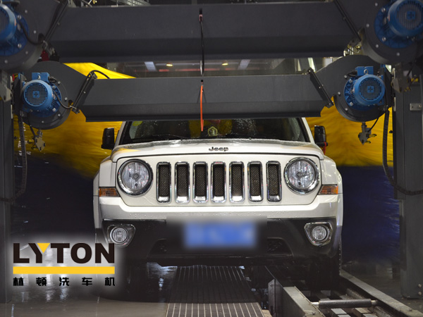 重要提醒!炎炎夏日,電腦洗車機設(shè)備洗車前務必記得先用玻璃水先冷卻擋風玻璃,防止玻璃爆裂!