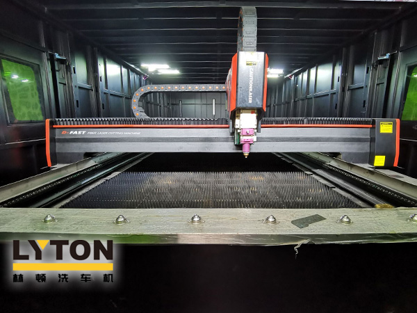 林頓電腦洗車機秉持匠心制造的標準,致力為客戶提供高品質的專業洗車設備。引進FIBER LASER CUTTING MACHINE大型光纖激光切割機實現加工產品精度更高,切割口更光滑,速度更快,效率更高!進一步保證洗車設備的加工品質！