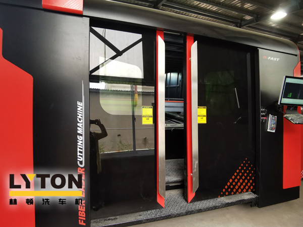 林頓電腦洗車機引進大型光纖激光切割機實現加工產品精度更高,切割口更光滑,速度更快,效率更高!