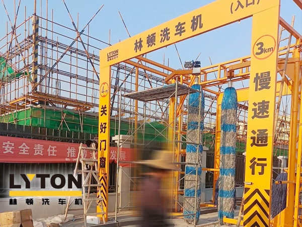 高自動化程度、洗車數量大、占地面積?。×诸D大型通道式巴士洗車機普遍適用于城市公交場站