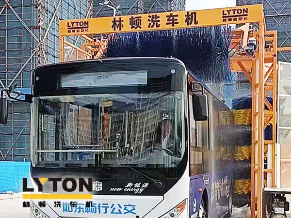 為乘客打造整潔乘車環境,如東暢行公交配置林頓3刷大巴全自動洗車機