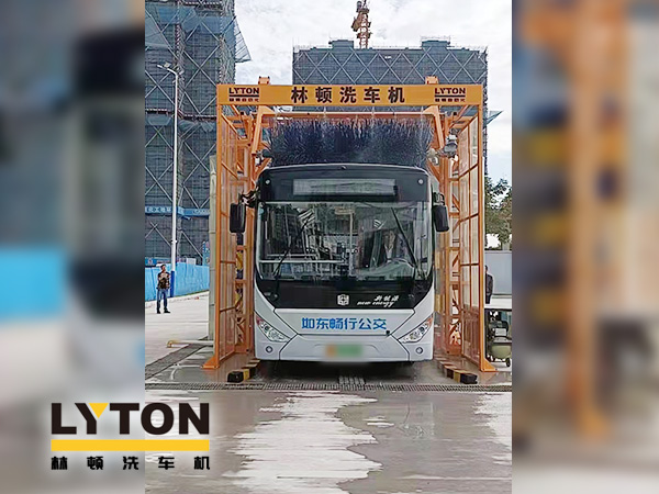 為乘客打造整潔乘車環境,如東暢行公交配置林頓3刷大巴全自動洗車機