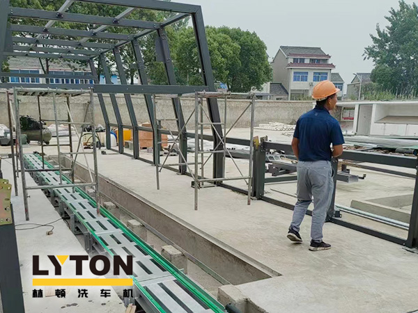 戰(zhàn)高溫、不服“暑”！六合某加油站選配林頓FX11系列全自動(dòng)洗車機(jī)！設(shè)備安裝中...