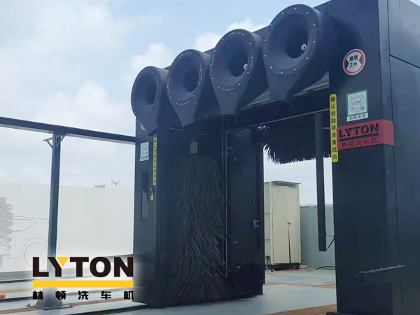 林頓龍門往復(fù)式全自動(dòng)洗車機(jī)全過程自動(dòng)控制運(yùn)行！快捷可靠性好！設(shè)備外觀美觀大方！