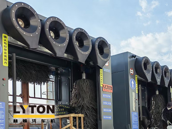 林頓龍門往復(fù)式全自動(dòng)洗車機(jī)全過程自動(dòng)控制運(yùn)行！快捷可靠性好！設(shè)備外觀美觀大方！