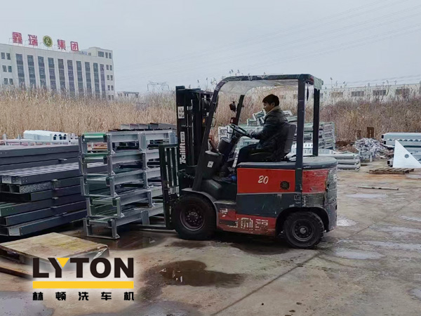 眾多加油站及公司自動(dòng)洗車設(shè)備的供應(yīng)商！品質(zhì)肯定！林頓全自動(dòng)洗車機(jī)發(fā)貨現(xiàn)場(chǎng)