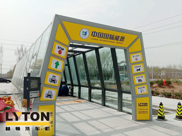 隧道式全自動洗車機——高效、快速、節水的洗車設備，適用于多種車型的清洗。