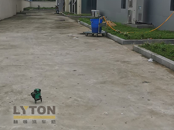 某客戶成功引入林頓全自動洗車機,并于現場完成設備與地基的精準對接溝通